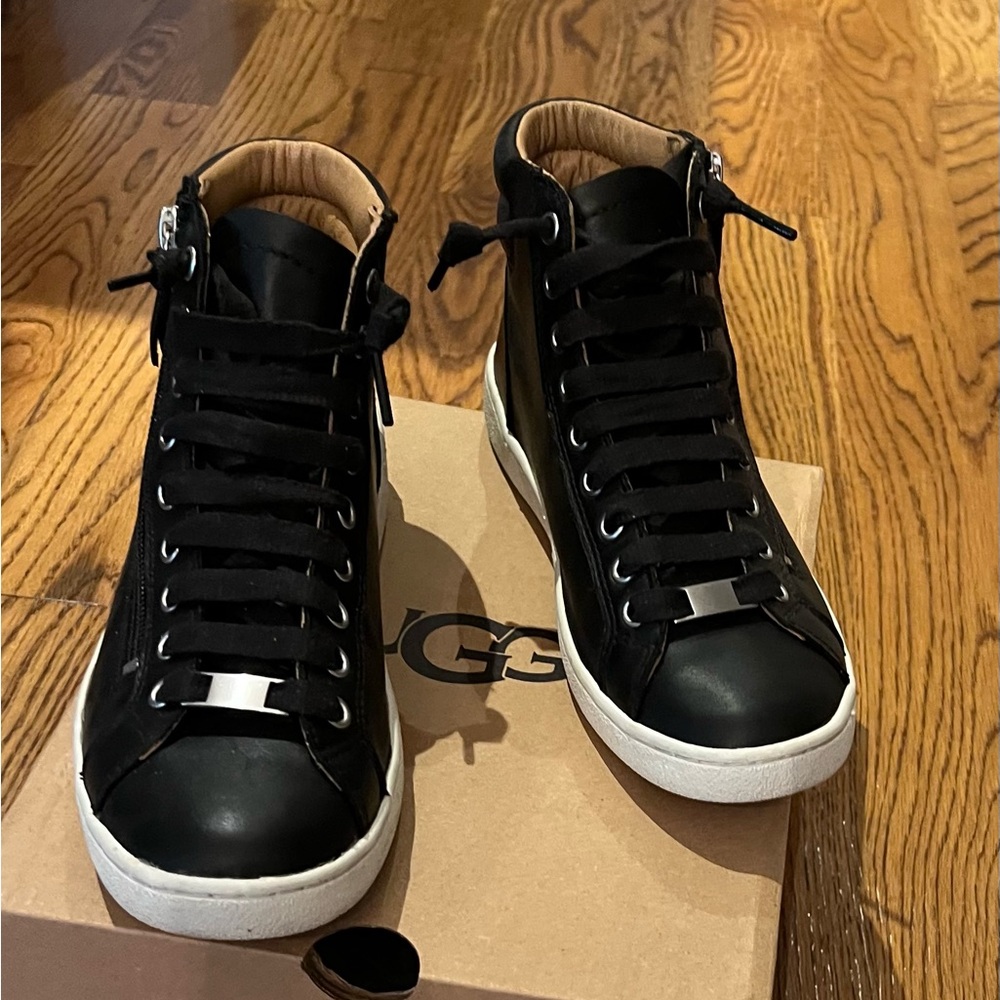 UGG sneakers women’s size 7.5